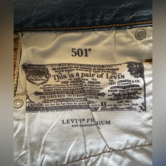 Like new, Women’s Levi’s 501 Original Cutoff Blue Denim Shorts, size 28. - Picture 8 of 10